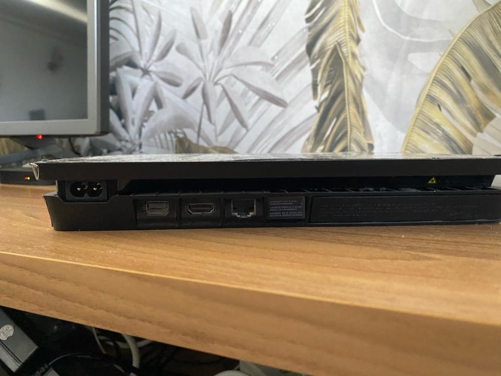 1 TB Playstation 4 Slim - 3