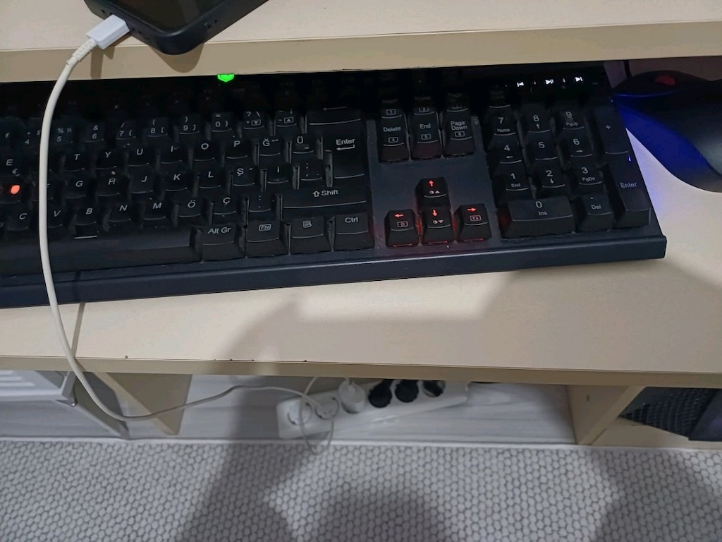 Oyun bilgisayarı masaüstü, masa ve tüm ekipmanlar