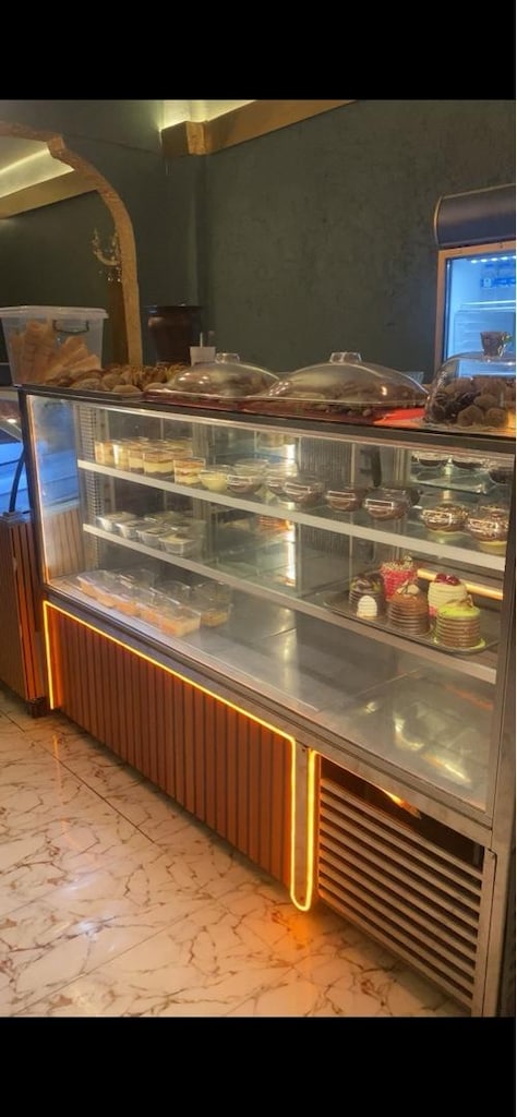 2 Metre Tatlı - Meze - Pasta Dolabı