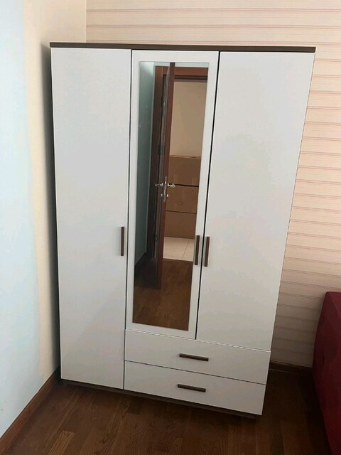 3 kapılı 2 çekmeceli 5 raflı ve boy aynalı temiz kullanışlı gardırop