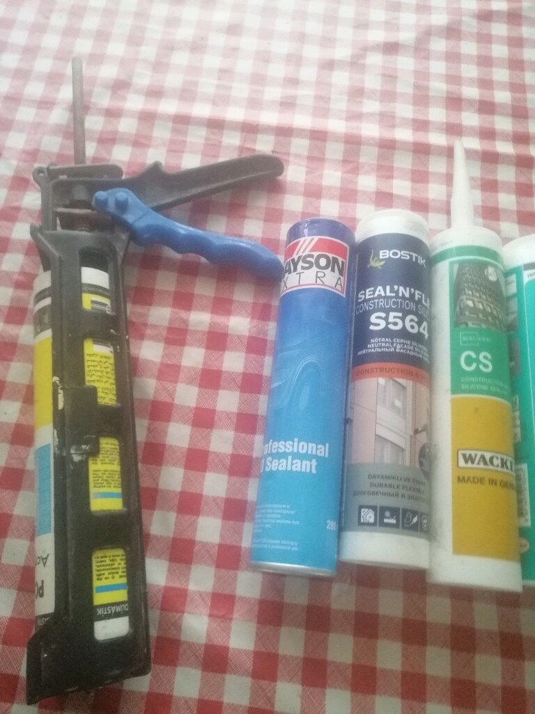 Silikon tabancası ve açılmamış silikonlar. - 3