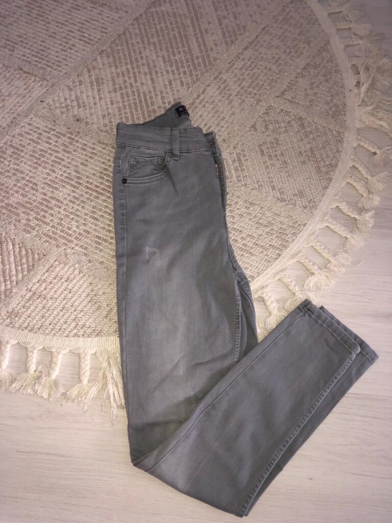 Klasik kesim, yırtık detaylara sahip gri renkte jeans pantolon. Günlük - 2