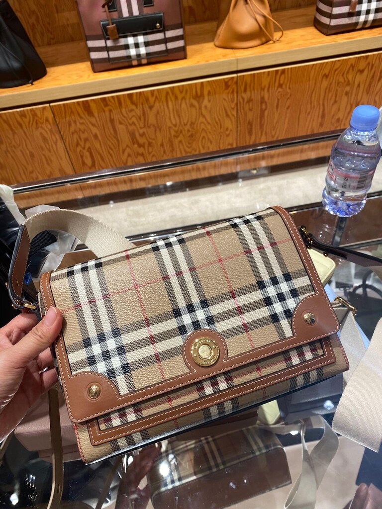 Burberry - 4