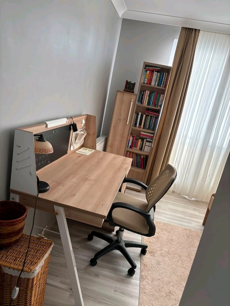çalışma masası, dolap, yatak ve kitaplık - 4