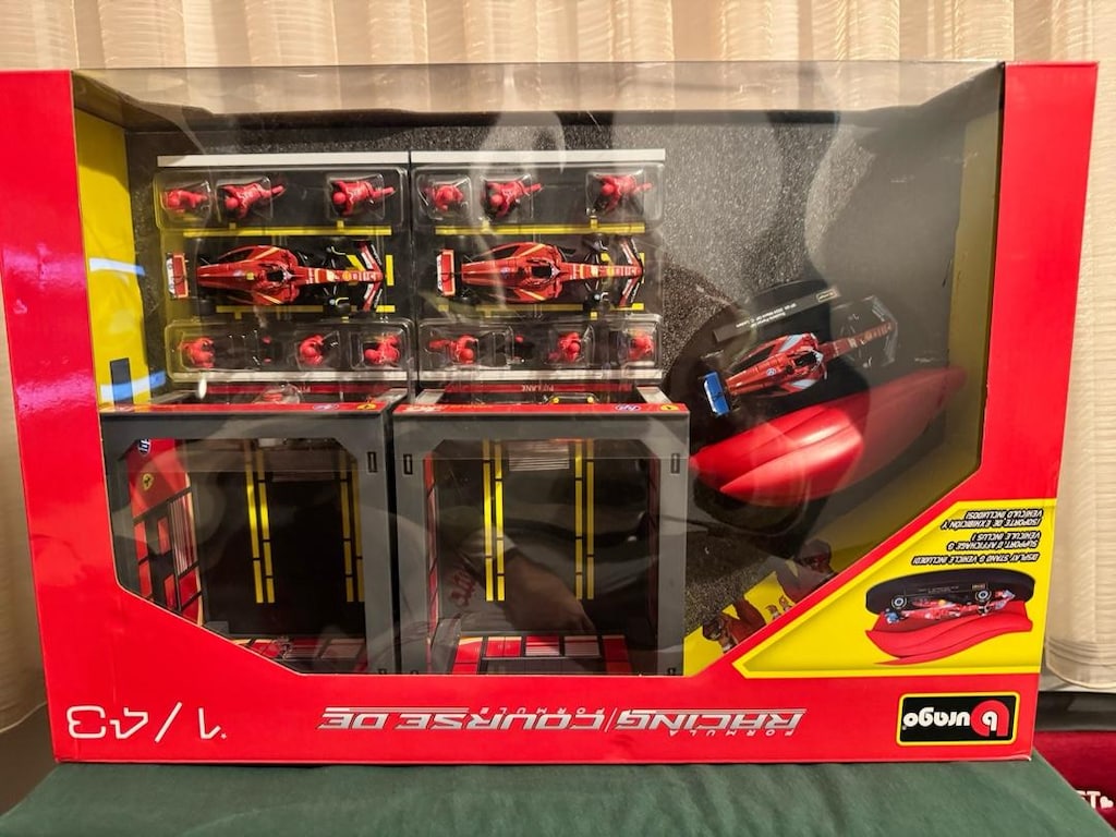 Ferrari Burago 1:43 F1 Yarış ve Pit Ekibi Diecast Seti - 13