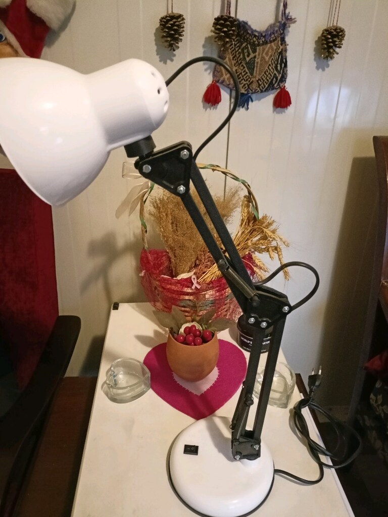 Akrobat 360 derece beyaz masa lambası. - 7