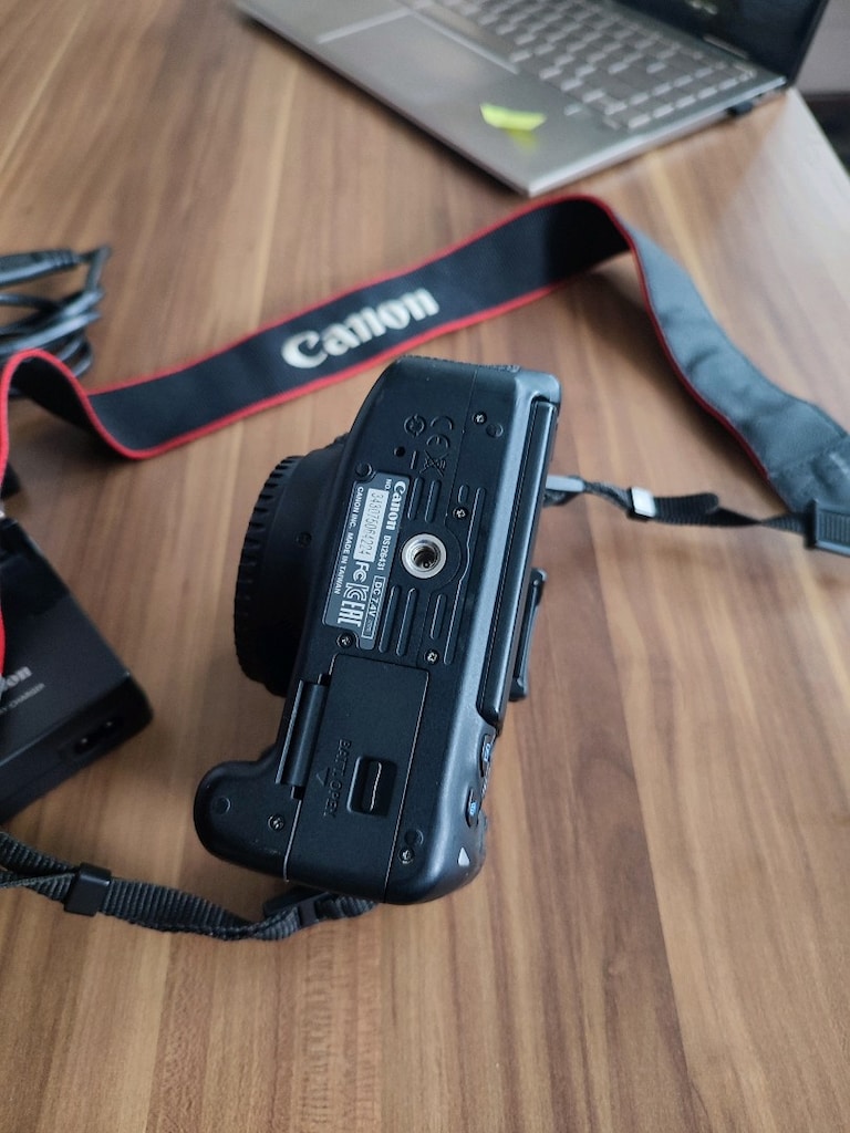 Canon 700d body - 4