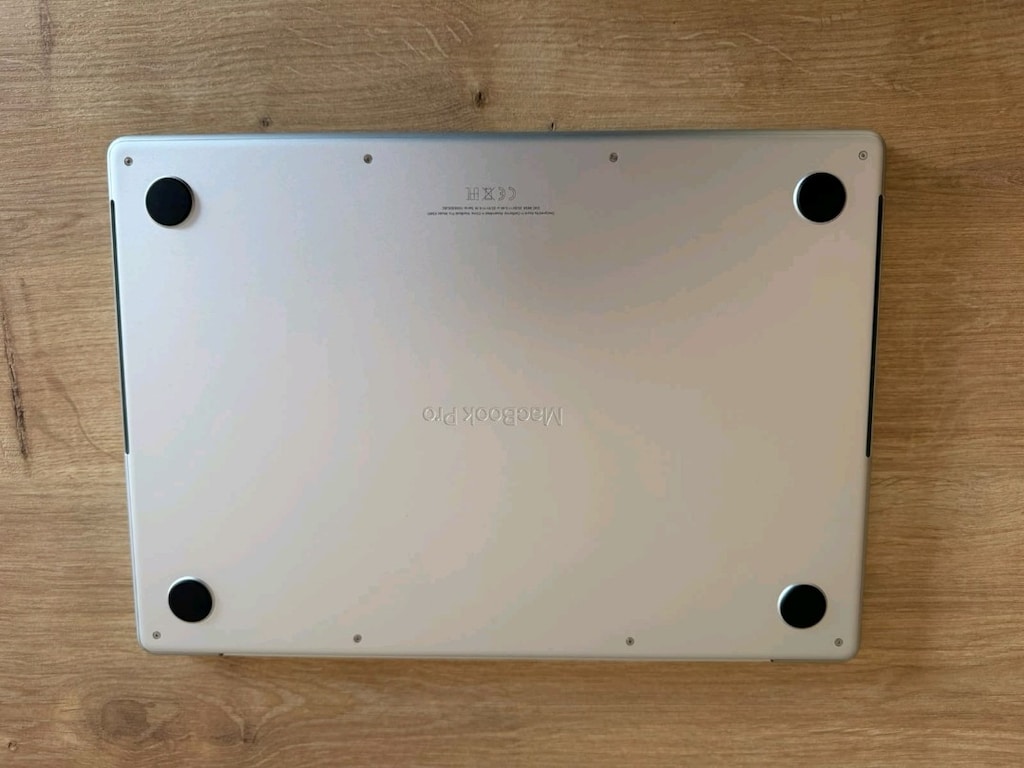 MacBook pro m4 2TB SSD 24 GB RAM 14 İNCH EKRAN - 6