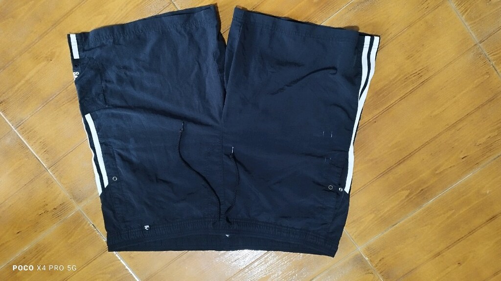 #Adidas şort .Kusurları fotolarda.