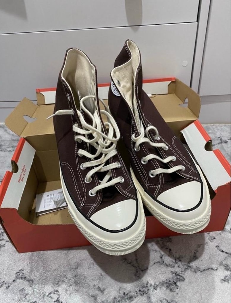 Koyu kahverengi converse