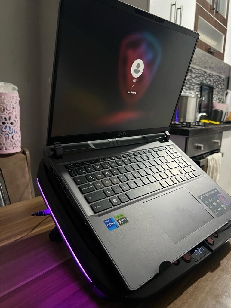 MSI RTX4080 gp-68hx Laptop - 9