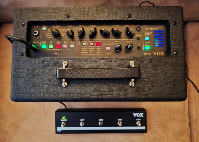 VOX VT20X VALVETRONIX 20W AMFİ + VOX VFS55 FOOTSWITCH TAKIM