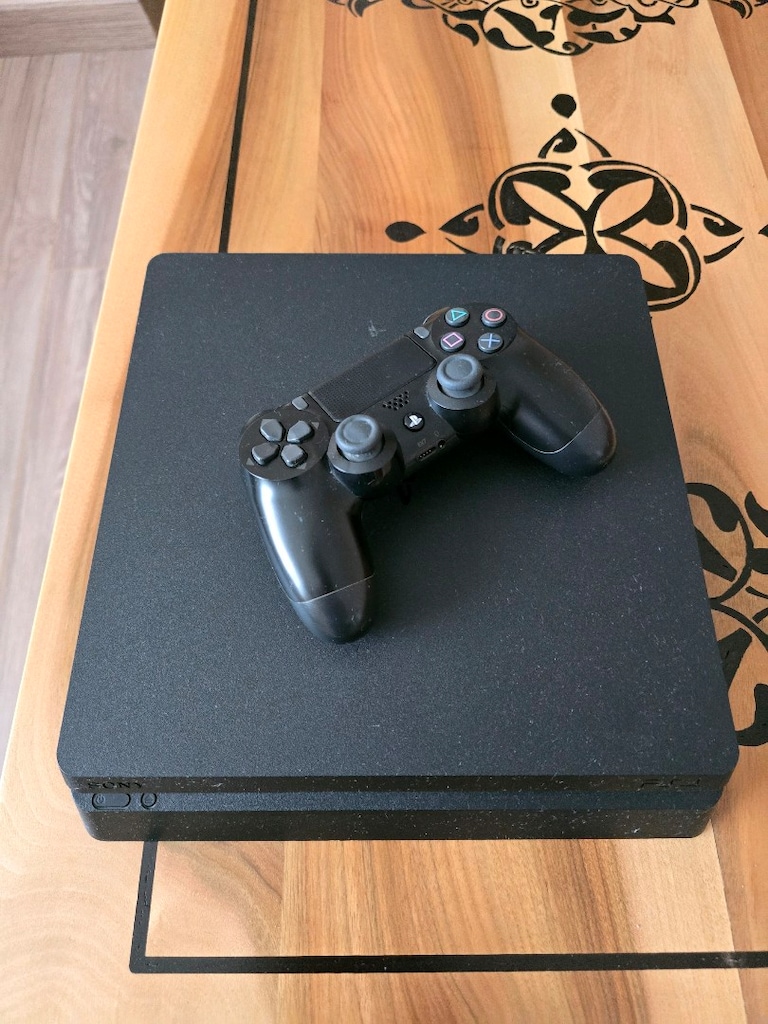 Aile Evimde Kalan 3 yıldır hiç dokunulmamiş PS4 Slim 500GB