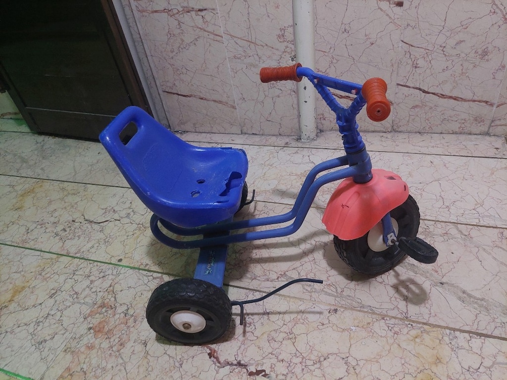 Çocuk bisikleti. Elle fren sistemi. Sadece oturağında çatlak var.