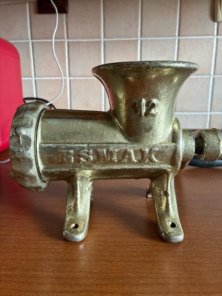 ESMAK No:12 Eski Tip Döküm Manuel Kıyma Makinesi – Ağır ve Sağlam - 3