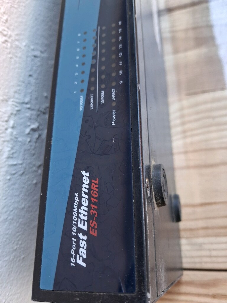 16. Port. Fast Ethernet ES. 3116RL 10/100Mbps. - 4