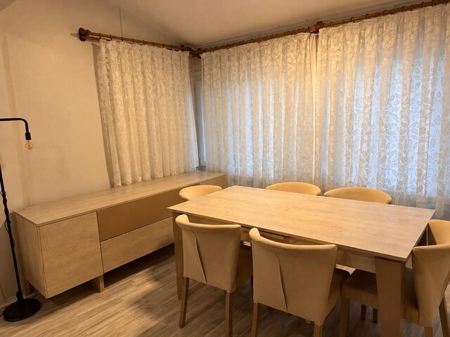 Yemek takımı (konsol, yemek masası ve sandalyeler)