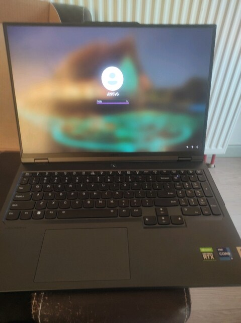 Lenovo Legion Pro 7 16IRX8H (82WQ) İşlemci: Intel Core i9