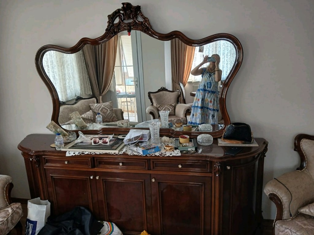 Vitrin, aynalı konsol, masa,sandalye,koltuk takımı