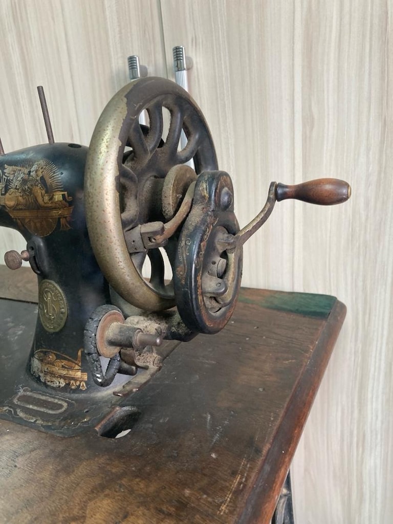 Antika örümcek Sınger dikiş makinesi yüz yıldan daha fazla haliyle - 4
