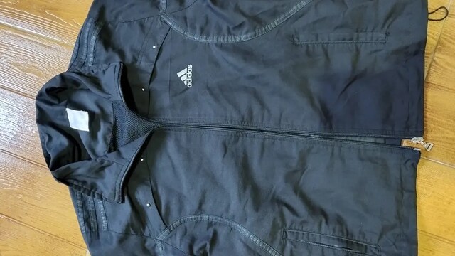 Adidas spor ceket..Koltuk altı dikilecek.