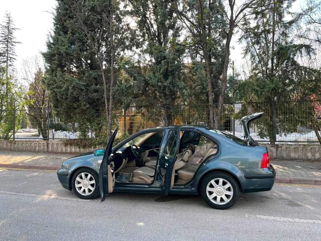 VOLKSWAGEN BORA 1.6 - 9