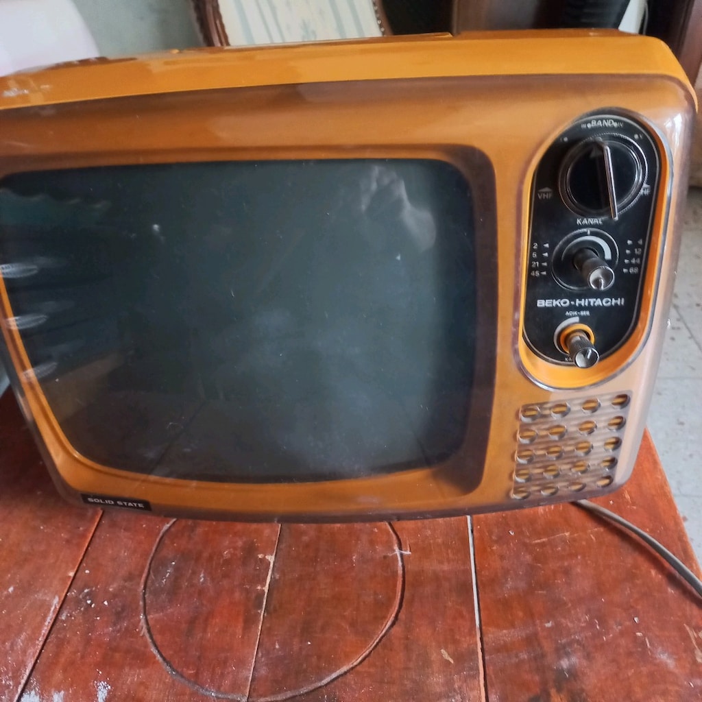 turuncu siyah beyaz tv - 12