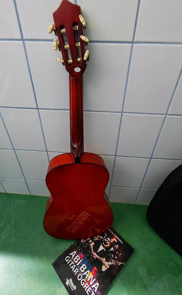 Kırık Gitar - 4