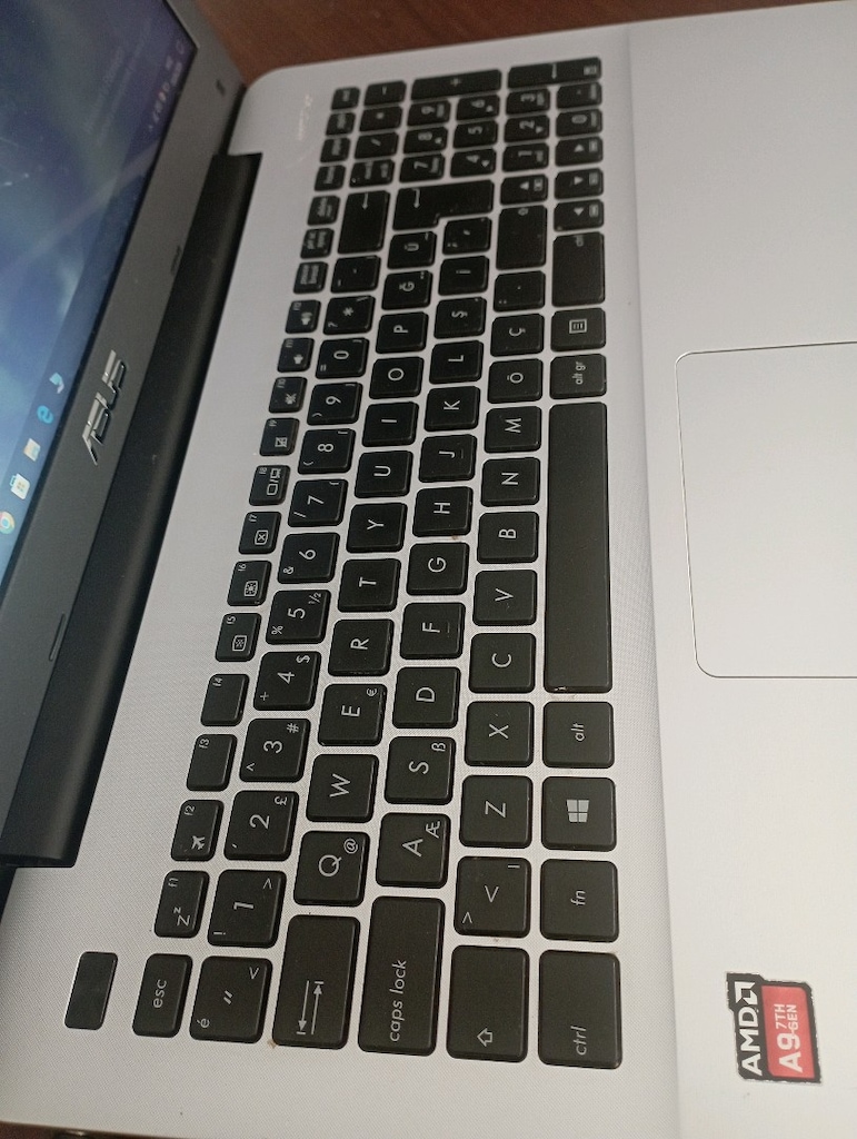 asus Laptop batarya bitik şarjda takılı kullanılıyor. - 3