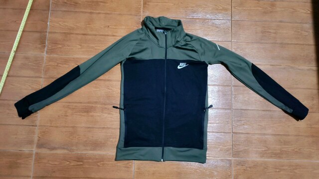 Nike sweat mont likralı..Ortada çizgi ve ufak kusur..Bir koltuk altı u