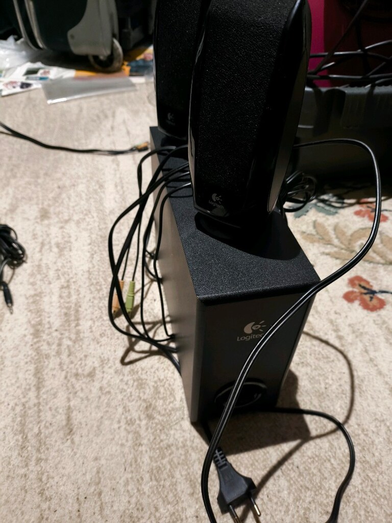Logitech S-220 model 2.1 hoparlör sisteminin subwoofer ünitesidir. - 5