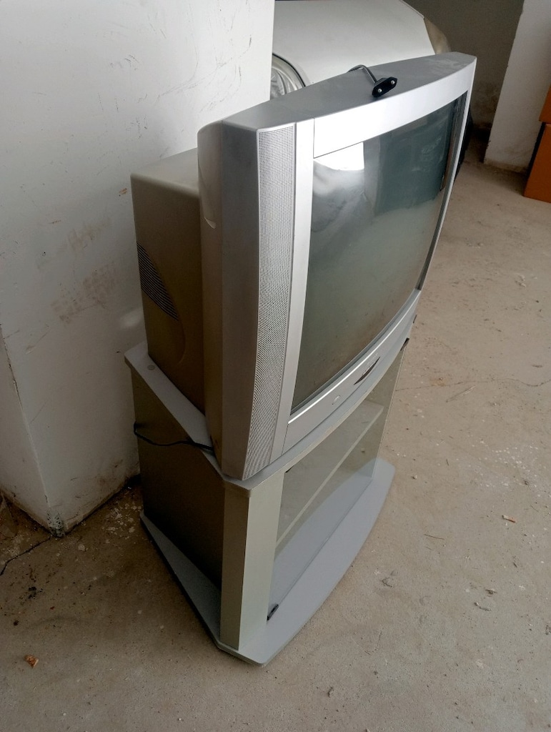 TELEVİZYON VE SEHPASI - 2