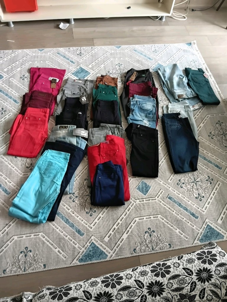 genc kiz pantolonlari hepsi sifir etiketleri üzerinde