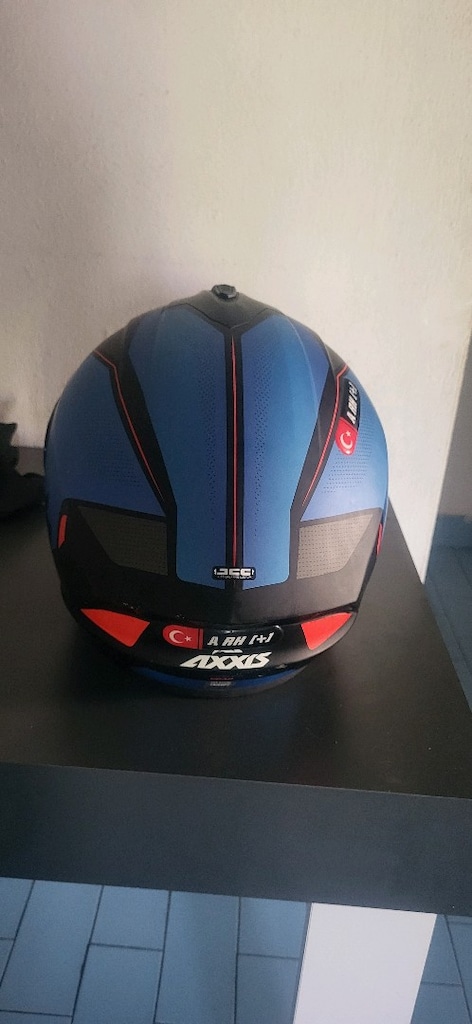 Az kullanılmış temiz motorsiklet kaskı - 3