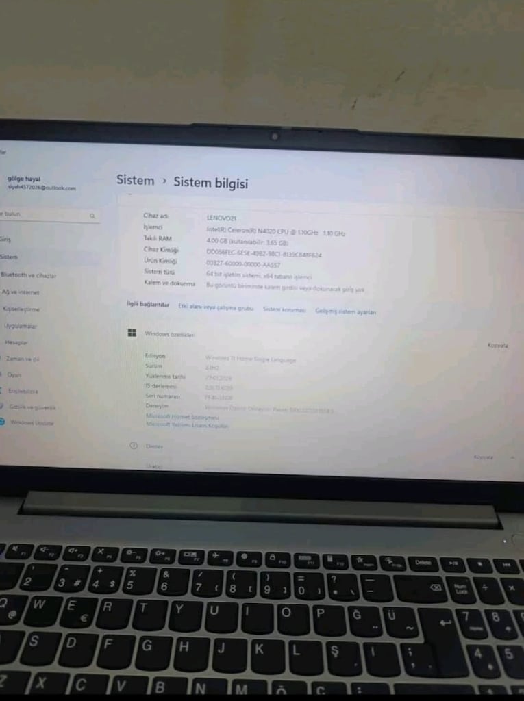 lenovo laptop tertemiz sofora yakın - 2