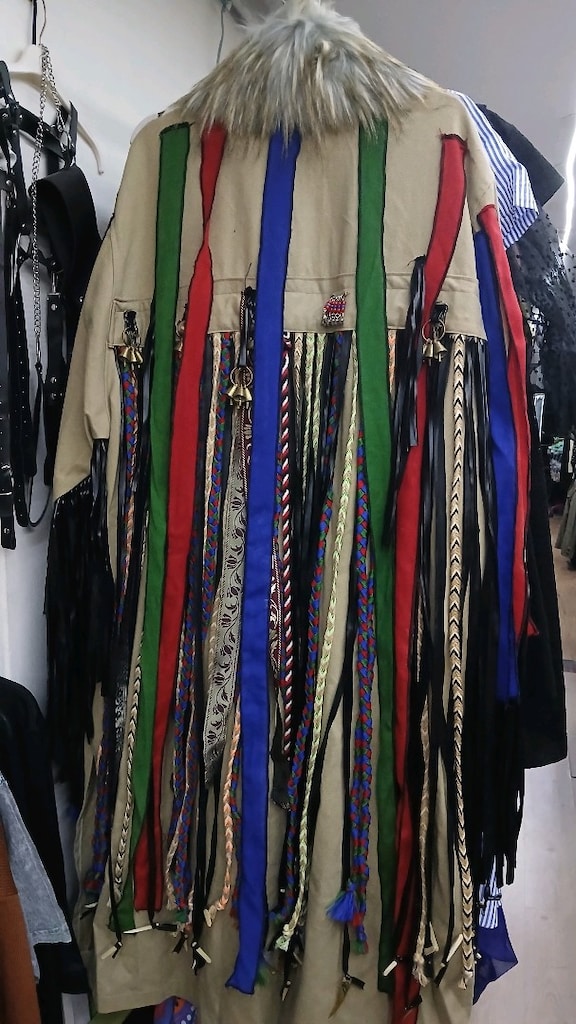 bohem (boho-chic) ve etnik detayların modernize edilmiş kaban - 4