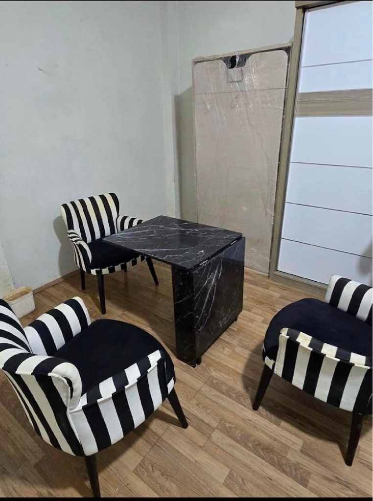 Temiz Yıkanmış Çizgili Sandalyeli Siyah Mermer Desen Masa Seti - 2