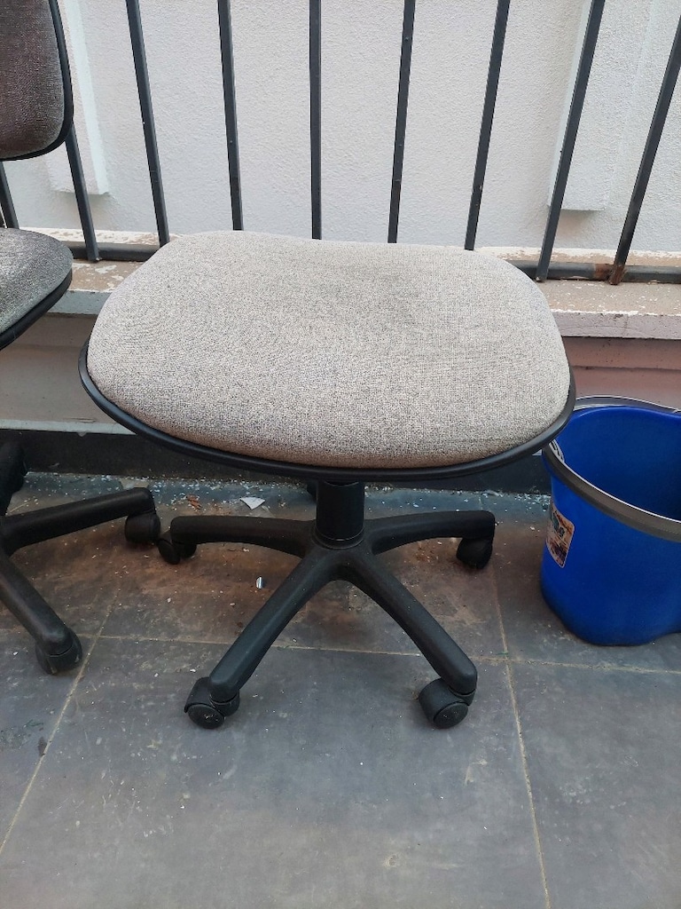 Döner sandalye. Ofis koltuğu. Kumaşlarının rengi solmuş.Adet fiyatıdır - 5