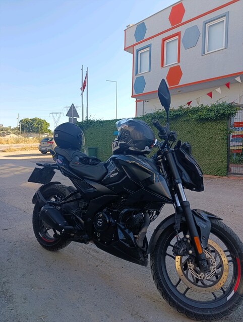 BAJAJ PULSAR N250