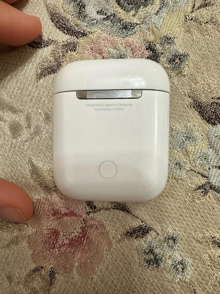 temiz bi kaç kez kullanıldı airpods