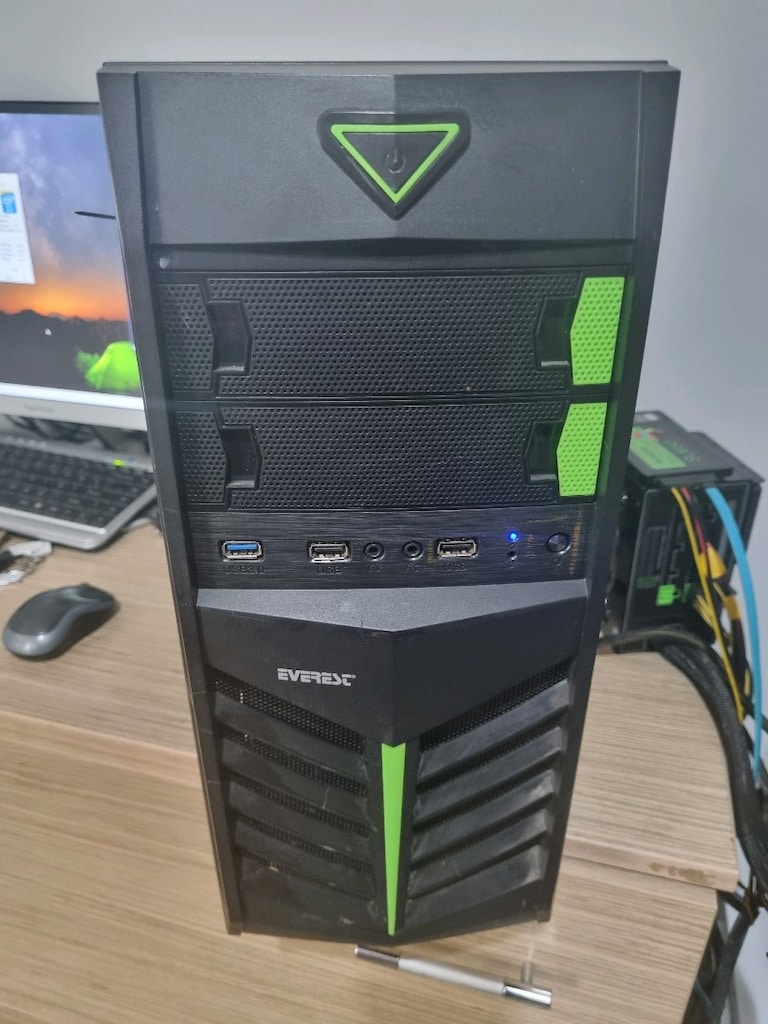 SATILIK XEON 4.NCÜ NESİL İŞLEMCİLİ KASA 8 gb rem - 2
