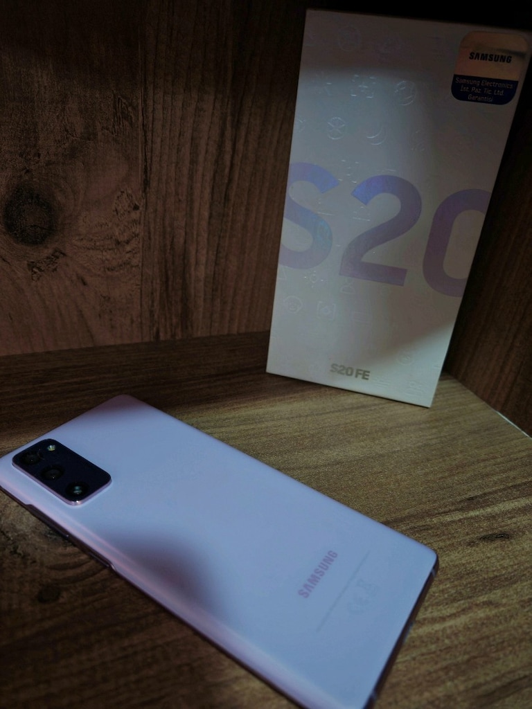 Samsung Galaxy S20 FE (SM-G780G) - 2