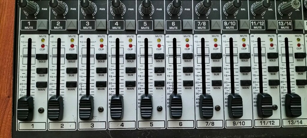 Sahibinden Temiz Behringer Xenyx 1832FX – 18 Kanal Efektli Mikser - 5