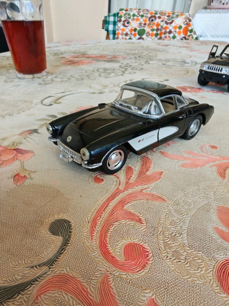 kinsmart marka 1957 Chevrolet Corvette ve Hummer araba ve toros araba - 3