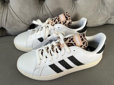 Beyaz Adidas Sneaker Leopar Detaylı