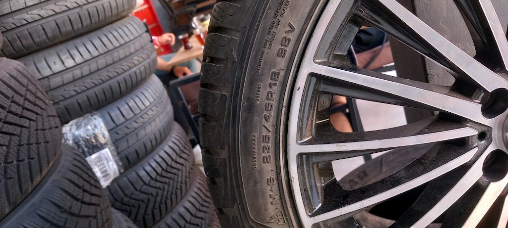 Mercedes 235/45R18 98v GOOD YEAR - 2