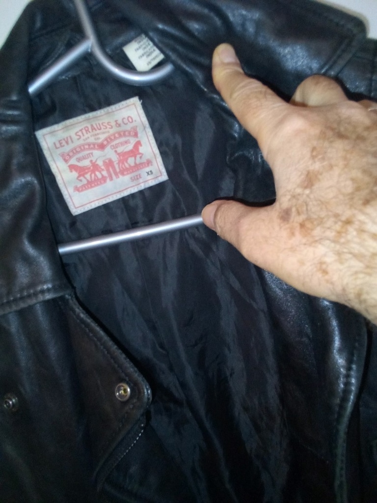 levis deri yapılı özel malzeme mont en 40 S arkada bir beyaz çizgi var — görsel 2/8