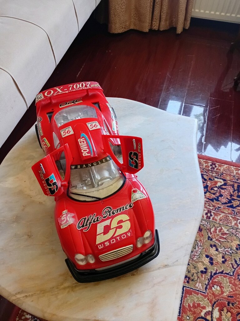 kırmızı oyuncak araba - 3