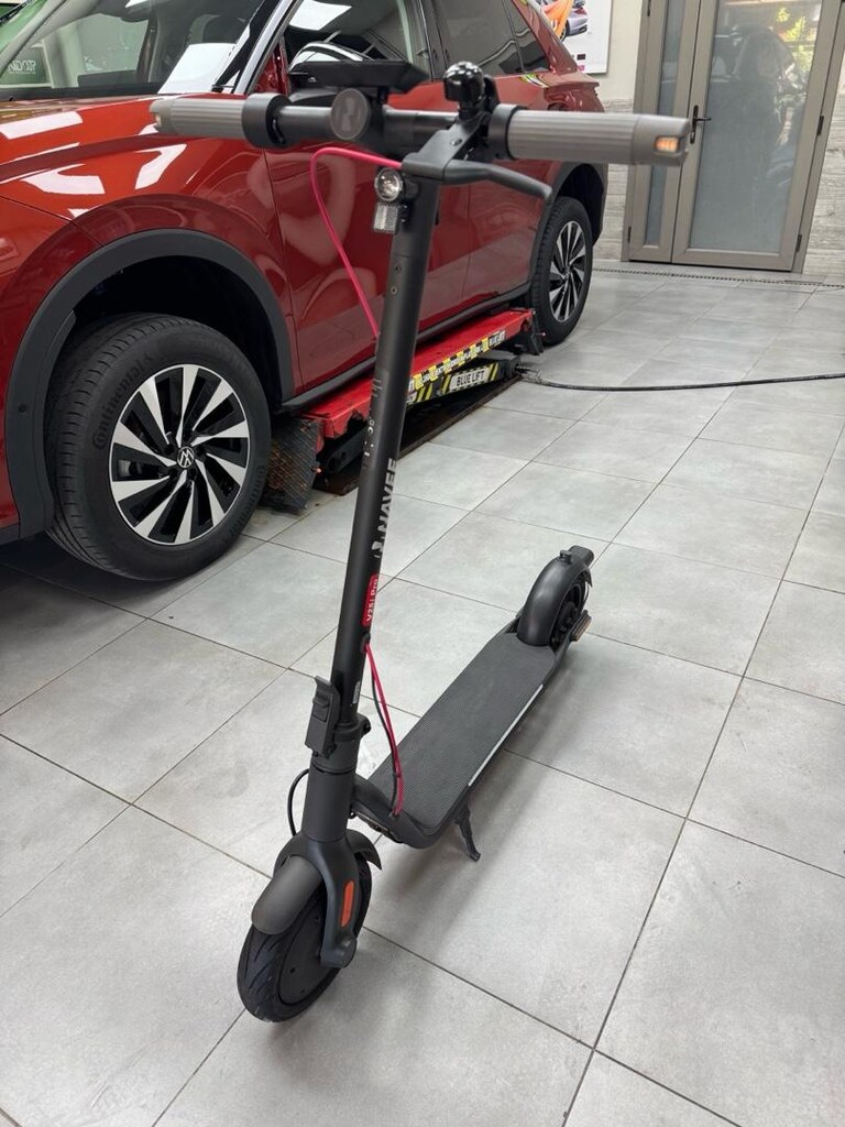 NAVEE V25i Pro 600 W 25 km Menzil Elektrikli Scooter Siyah - 4