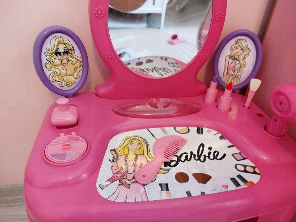Barbie makyaj masası - 4